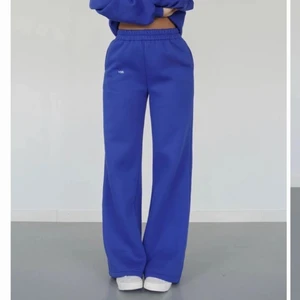 Venderbys  - Säljer mitt fina blåa mjukissett från venderbys då det inte kommer till användning 💕💕 varken byxorna eller tröjan säljs längre och kommer inte in i sortiment igen 💕säljer för 450kr och bjussar på frakten 🥰🥰 fler är intresserade så buda privat 💕 