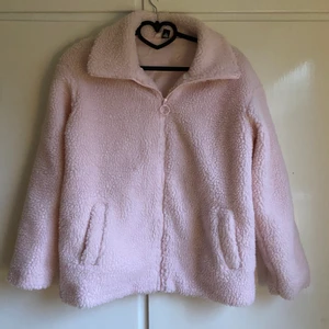 Firefly fleece/jacka strl 146-152 - Ljusrosa fleece/jacka köpt på Stadium. Strl 146-152 men passar mig som använder S-M. Skriv för mer bilder. Köpt för 130kr och endast använd 1 gång. Teddy look.