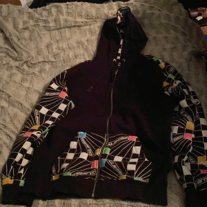 Cool retro hoodie - Häftig hoodie med retro Vibes. Ganska stor i storleken skulle säga att den känns som en L