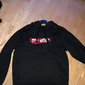 Stay weird - En stay weird hoodie ifrån konstiga bloggens första merch drop som inte blivit använd på säkert 1,5 år men är i jättefint skick