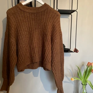 Stickad kort tröja.  - En skön brun stickad tröja