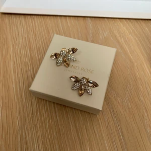 Lily and rose örhängen  - 300kr