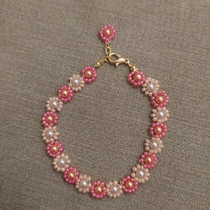 Handgjort armband  - Handgjort armband. Går att justera från 19-22 cm.