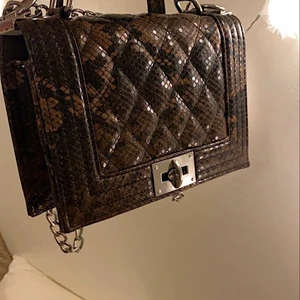 Handväska  - Handväska med både långt och kort band, man kan ha den runt kroppen också. Sparsamt använd! Skriv för mer bilder 🤍