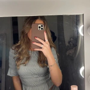  räfflad topp med volang - Jättesöt topp i mintgrön från Gina tricot. Använd 1 gång! 