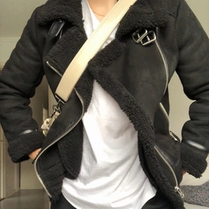 Vinterjacka  - (Lånade bilder) svart jacka med silvriga detaljer från zara, sparsamt använd. 