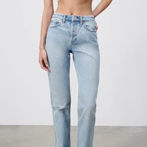 Zara jeans - Raka jeans från zara i stl 34. Bra skick men har en liten defekt på baksidan av ett hål som har lagats men inget man tänker på.