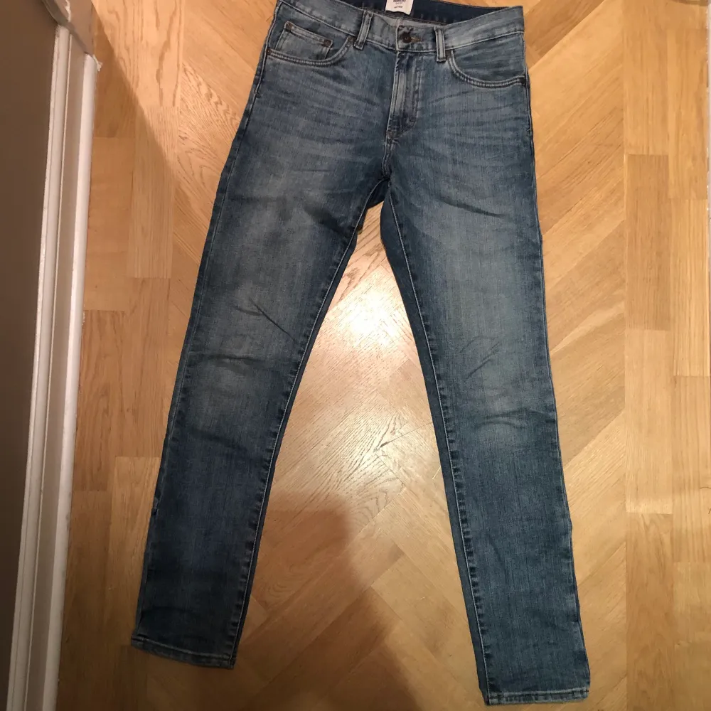 Säljer ett par knappt använda East west jeans i bra kvalite. Det är slimfit i 29/32. Nypris 699kr. Jeans & Byxor.