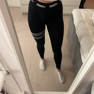 Träningstights  - Svarta träningstights från Stronger strl xs. Jättesköna, dock lite genomskinliga när man böjer sig ner.