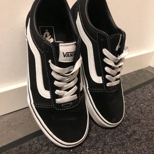 Vans - Superfina vans i storlek 36, perfekta nu till våren/sommaren! Endast använda 2-3 gånger och säljer eftersom att de är för små. Kan skicka fler bilder vid intresse🤍