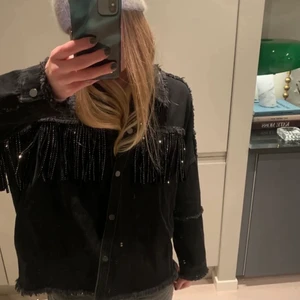 Jeansjacka från Zara - Lånad bild!! Svart jeans jacka från Zara med silver stripes. Storlek S, använt få antal gånger. Säljer då den inte kommer till användning.