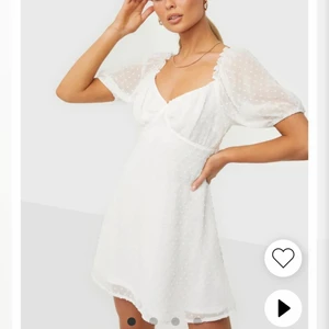 Studentklänning - Jag har två st jättefina, oanvända studentklänningar som det fortfarande finns pris lapp på, i stl 40 och 42 (små i storleken). De är slutsålda från Nelly. Köparen står för frakten 