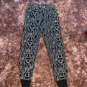 Mjukis byxor, Champion  - Säljer dessa byxor för att dom har blivit för korta för mig som är 1,63 lång , byxorna har inget snöre i sig men dom är stretchiga i midjan, Det går att köpa billiga snören o sätta i dom💗💗