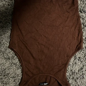 Topp - Den blev upp och ner. Men ett brunt linne som är köpt på shein. Priset kan diskuteras. Aldrig använt