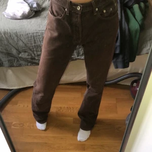 Bruna jeans  - Bruna jeans från levis. Köptes här på plick för 700kr. Säljer då de har blivit för stora för mig :((. Under tiden jag använde dom var jag 36/38 och de satt snyggt oversized. Frakt tillkommer 
