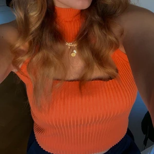 Orange asymmetrisk topp - Köpt från Mango för 199kr. Storlek XS men passar S-M