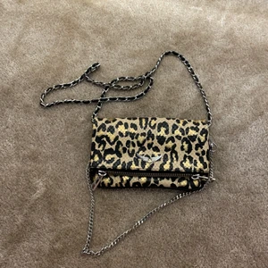 Leopard mönstrad Zadig väska  - Liten Zadig väska med leopardmönster🐆. Den är inte använd, köpte den för 2500kr! Går att förhandla om priset💰💲