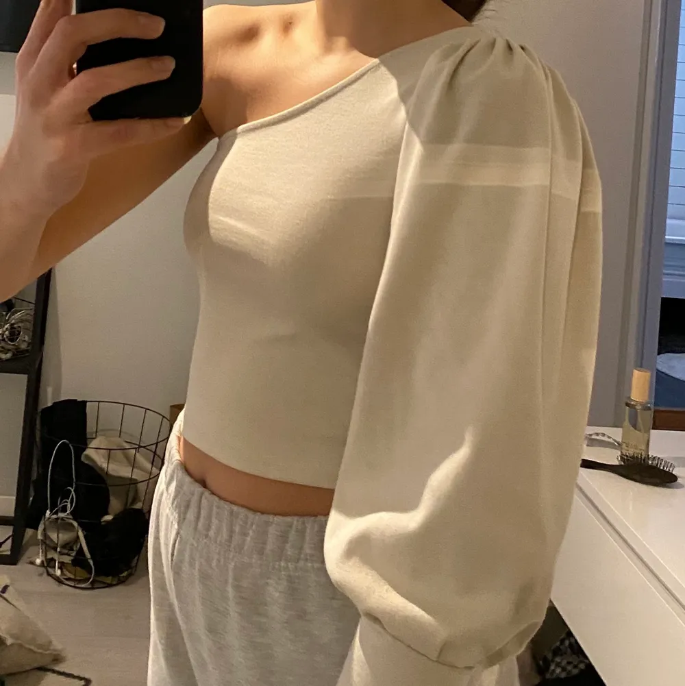 Beige one shoulder top från NA-KD, nästan oanvänd, säljer pga inte min stil. Buda i kommentarerna eller skriv till mig! . Toppar.