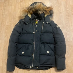 Moose Knuckles 3Q Gold Collection, S - Moose Knuckles 3Q Gold Collection ÄKTA! i bra begagnat skick, lätt slitna muddar och ett litet hål som ingen lägger märke till (se bild 3) STORLEK: SMALL, köpt begagnad så har inget kvitto! kan skickas mot fraktkostnad! UNISEX: Passar både tjej och kille. Hör av dig vid fler frågor, 