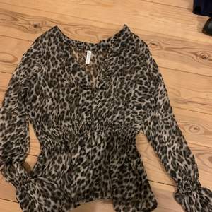 Leopard tröja som jag ska sälja! Väldigt skön och den är inte tjock så tunt tyg är det. Köpt från Nelly.com