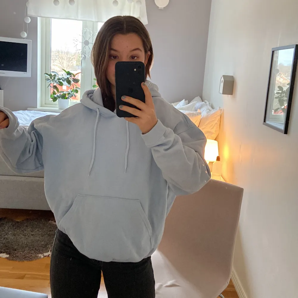 Säljer min älskade hoodie från weekday då den tyvärr är för stor för mig. Använd hemma några gånger så den är i nyskick!! Storlek xs.. Hoodies.