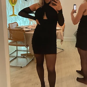 Festklänning - Otroligt snygg klänning köpt från Nelly, använd en gång💕 Storlek M. Ordinarie pris 399:- , säljer för 200:- + frakt!