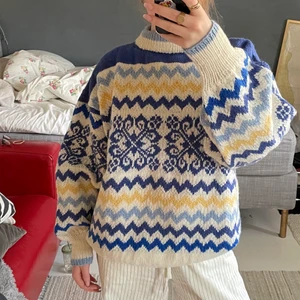 Vintage stickad tröja - Säljer världens mysigaste stickade tröja, Perfekt för de som snart ska iväg på skidsemester eller vill ha något varmt hemma!! Eftersom den är handstickade finns ingen lapp om storlek men skulle definitivt säga L. Skriv vid frågor eller intresse☺️