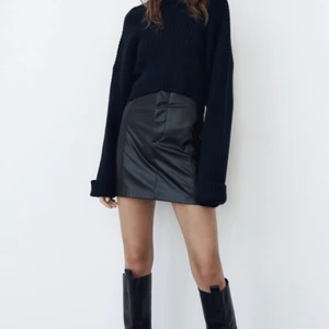 Kjol - Slutsåld kjol i fejkskinn från Zara! Så fin men lite liten på mig :( Köpt för 169kr och lapparna kvar 