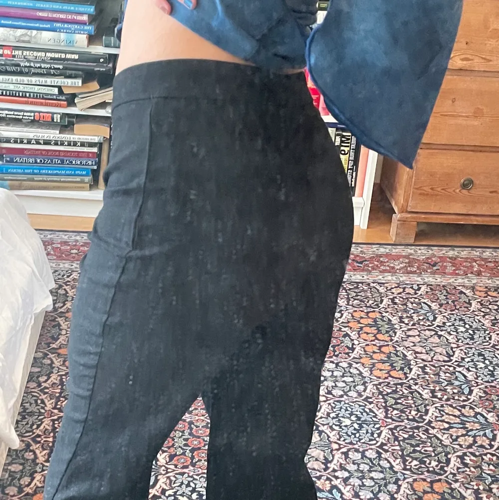 Svarta utsvängda kostymbyxor från Monki, sparsamt använda. . Jeans & Byxor.