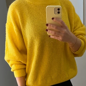 Gul kofta från ICHI - Stickad kofta från danska designmärket ICHI. Stl XL men jag tycker den är bra på mig som normalt har 36/38 S/M