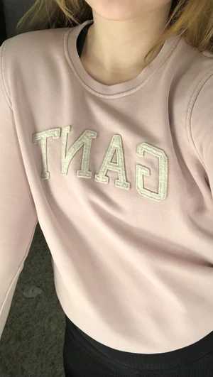 Äkta Gant  - Rosa Gant tröja i strl M men liten i storleken så passar S. Sparsamt använd, inga slitningar:)