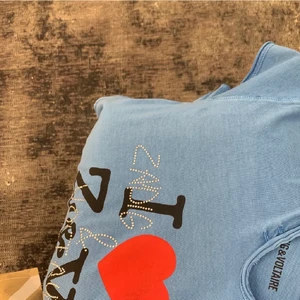 Zadig t-shirt - Lägger upp annonsen på nytt för att fler nya möjliga intresserade ska se💕💕 Säljer denna t-shirt från zadig& voltaire som är köpt i butiken i Stockholm i somras. Den är bara använd några få gånger och är i bra skick. Storlek 14y💓💓