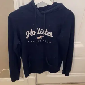 Säljer min hoodie från hollister i storlek S, använd nån gång bara. Priset kan diskuteras