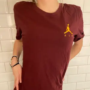Cool mörkröd Air Jordan T-shirt. Storlek S-M