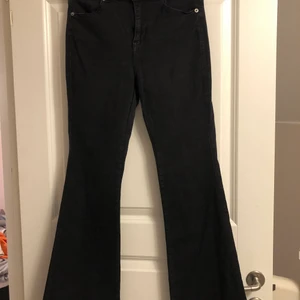 Bootcut jeans - Ett par väldigt fina bootcut jeans från dr.denim. Använda ganska mycket därav lite urtvättade men i fint skick. De är regular fit och är i stl M längd 32. Passar bra i längden på mig och jag är 172cm. De är cirka 1 år gamla. Skicka till mig om du vill ha fler bilder eller om du har några frågor. Köparen står för eventuell frakt. Pris kan diskuteras vid snabb affär.
