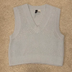 Blå stickad väst - Säljer en av mina favorit västar här på Plick då den tyvärr inte är min stil längre☺️ Har använts ett fåtal gånger men är i nyskick, köparen står för frakt och pris kan diskuteras ☺️ frakt 66kr spårbart eller 45kr