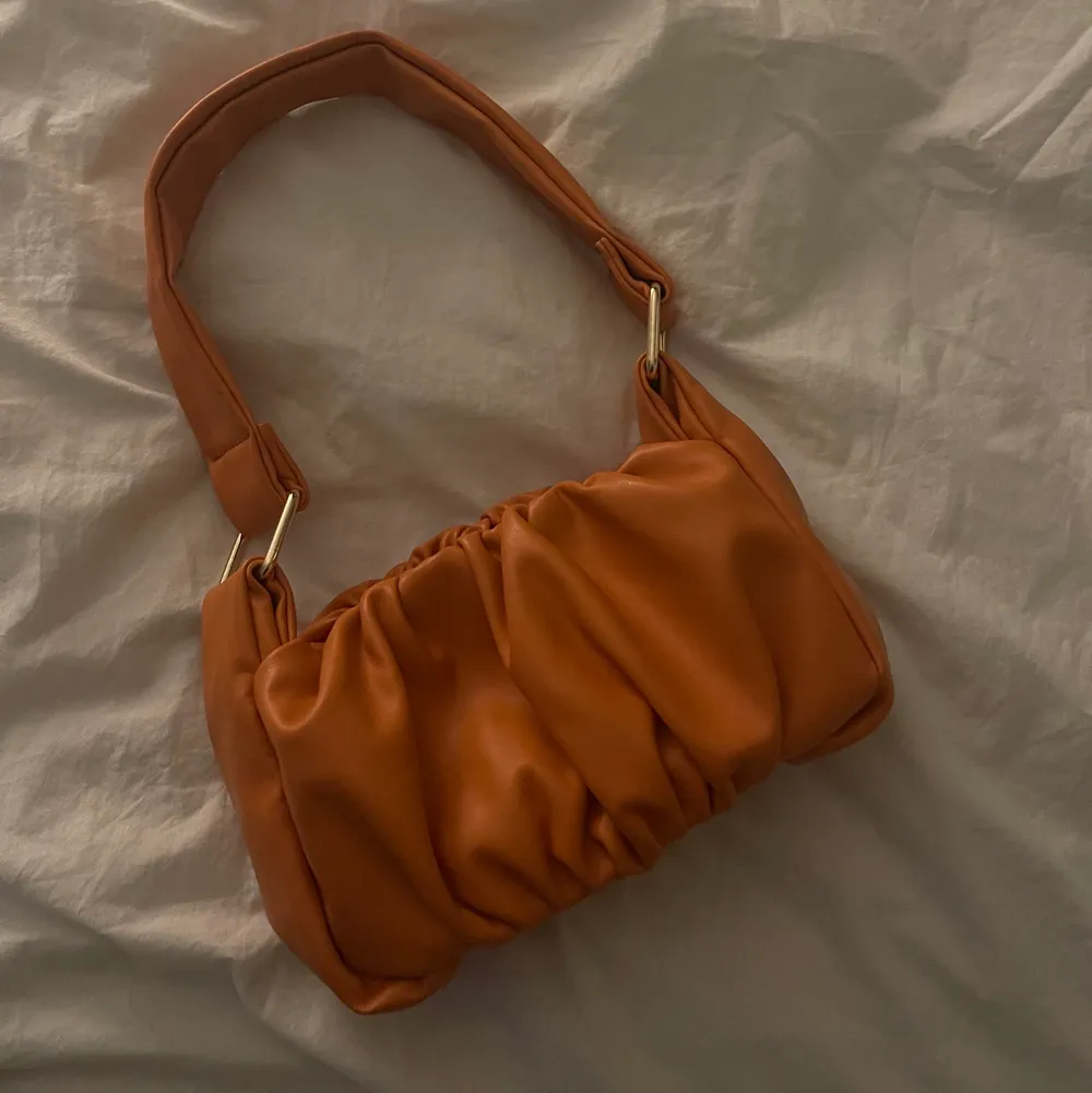 Orange axelväska från asos design, fint skick 🧡. Väskor.