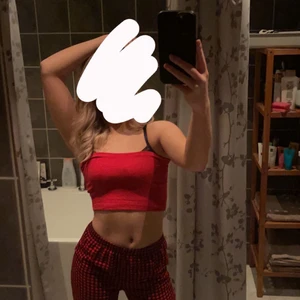 Tubtopp från Zara - Denna tubtopp var lite för stor för mig. Den är använd 1 gång så den är så gott som ny, finns inte på zara längre pga att jag köpte den för ett år sedan, sen dess har den bara legat i min garderob.      Om flera är intresserade blir det budgivning