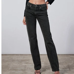 Zara mid waist jeans strl 34 - Klassiska Zara jeansen med mid waist i storleken 34, slutsålda i denna storlek atm. Sjukt snygga men för små för mig, därav säljer jag dom. Aldrig använda och har prislappen kvar. BUDA! 🥰🤩