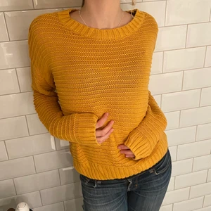 Mysig gul stickad tröja - Mysig gul stickad tröja. Märke H&M Divided. Storlek S-M