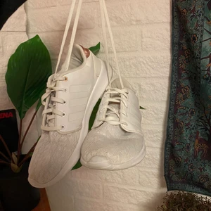 adidas neo cloudfoam - vita adidasskor med detaljer av spets och roséguld! några tecken på användning men inget man tänker på :-) storlek 39 1/3 men passar mig som har 38! pris kan diskuteras