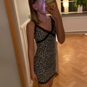 Blomstermönstrad klänning från H&M - Jag säljer nu min Blom mönstrade klänning från H&M då den inte används, plagget är använt ungefär 3 gånger och är i bra skick. 