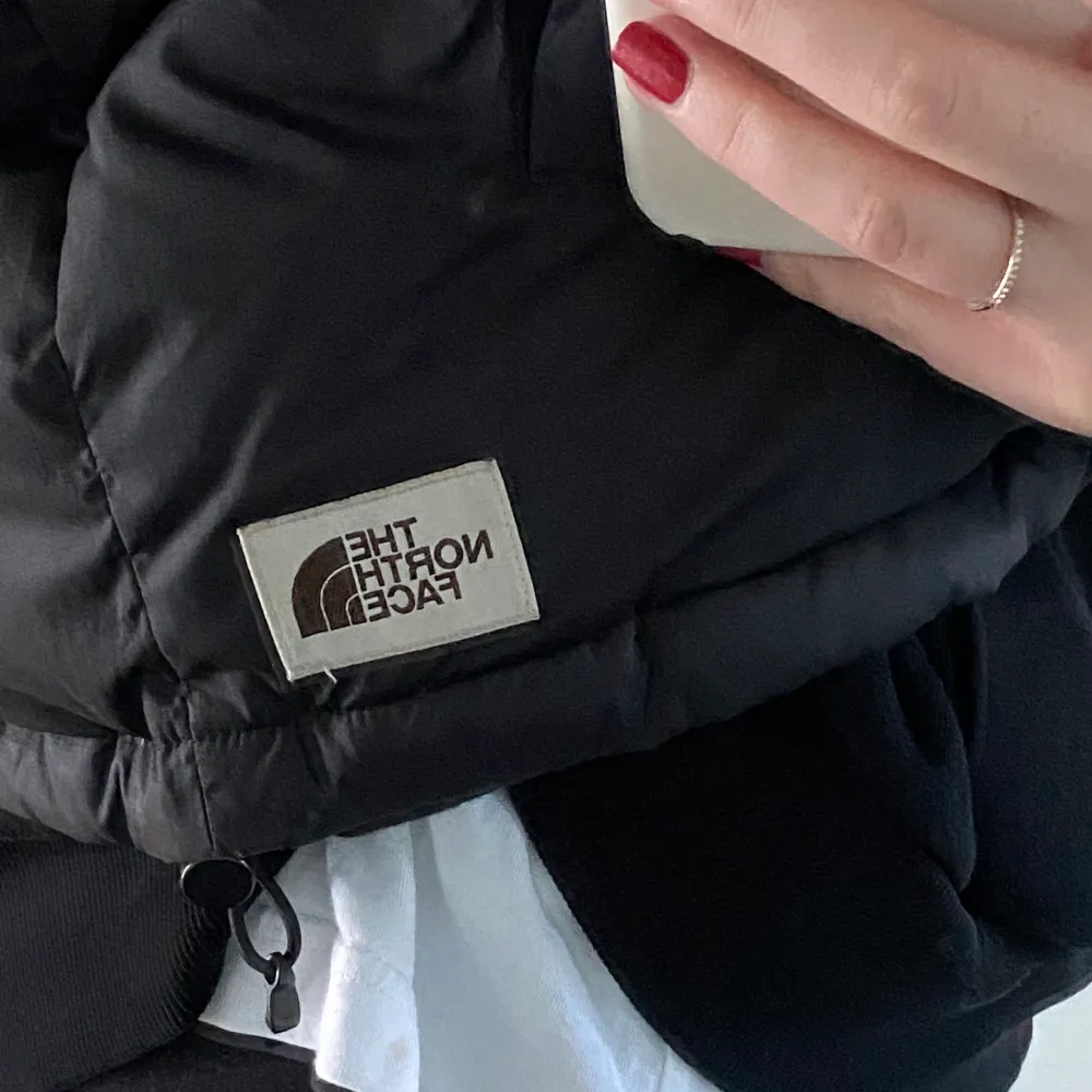 Dunjacka från The North Face ifrån förra året. Jättefint skick då den är väldigt lite använd. Nypris: 2 500kr mitt pris:800 eller till högre bud. Skriv för fler bilder . Jackor.