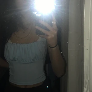 Topp - Jättefin babyblå sommartopp som jag skulle gissa är ifrån shein. Den är tunn men inte seethrough. Köpare står för frakten. Pris är diskuterbart💗 det står storlek M på lappen men passar mig bra som är en xs/s i överdel. 