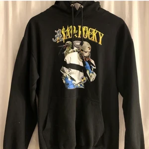 Asap Rocky hoodie - En snygg och trendig hoodie från Coldprints🤍 Fint skick och endast använd ett fåtal gånger. Är i storlek M men passar också som S. (Köparen står för frakten) 