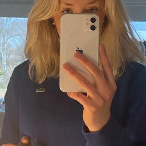 Blå sweatshirt från Lacoste - Lacoste sweathirt i superfin blå färg! I nyskick. Nypris runt 599:- om jag minns rätt. Köpt på kidsbrandsstore så det är en barnstorlek men passar mig som vanligtvis har xs/s, passar även mindre storlekar.🤗
