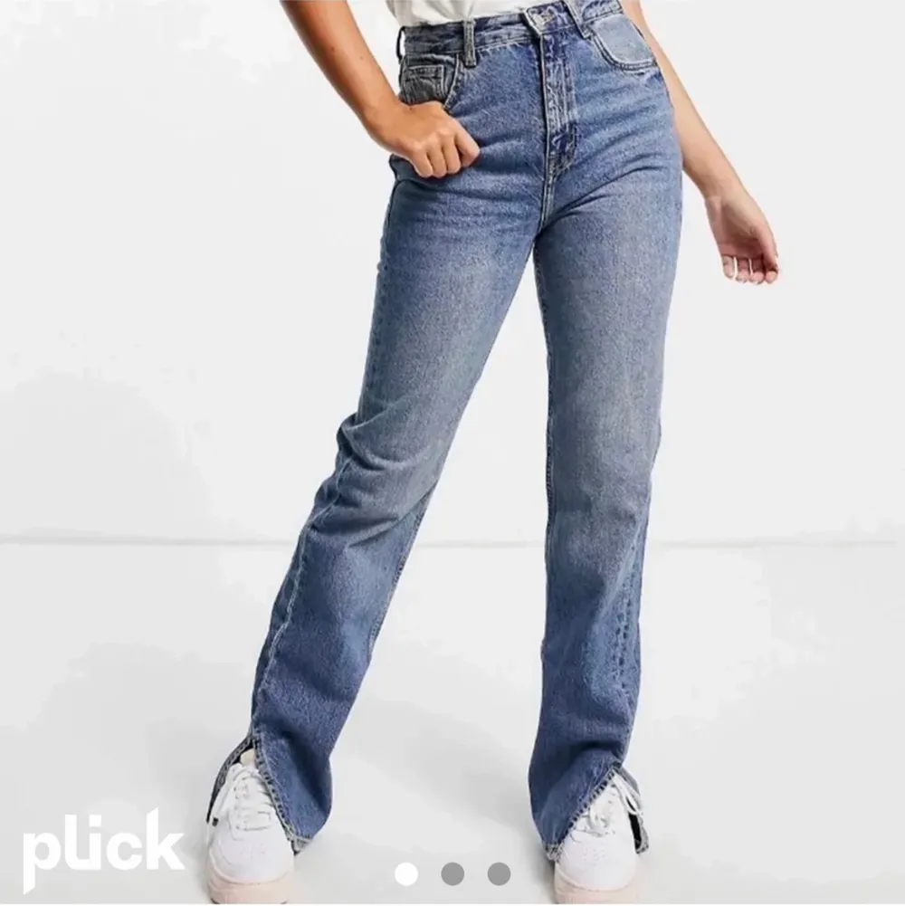 Säljer dessa byxor från h&m. Säljer pågrund av att det är för tajta. Jag är 168 och de är lite för korta men inte jätte mycket enligt mig.. Köpt för 300 ungefär, säljer för 150. Jag kopplar spårbar frakt. De är storlek 34 men jag skulle mer säg att de passar 32 . Jeans & Byxor.