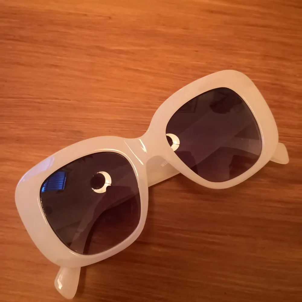 Ljusbeige solglasögon från Weekday i fint skick, endast använda ett par ggr.. Accessoarer.