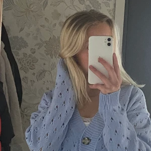 Blå stickad tröja - Mönstrad stickad tröja från Bershka. Bara använd 1/2 ggr då det inte känns som min stil, så i nyskick! 