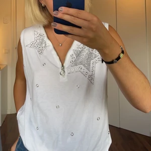 Linne med nitar - Unikt vitt overzised linne med nitar och dragkedja. 